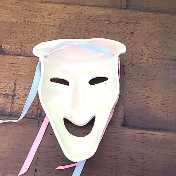 White Mask Wall Art with Ribbon Streamers - Picture 4 of 4